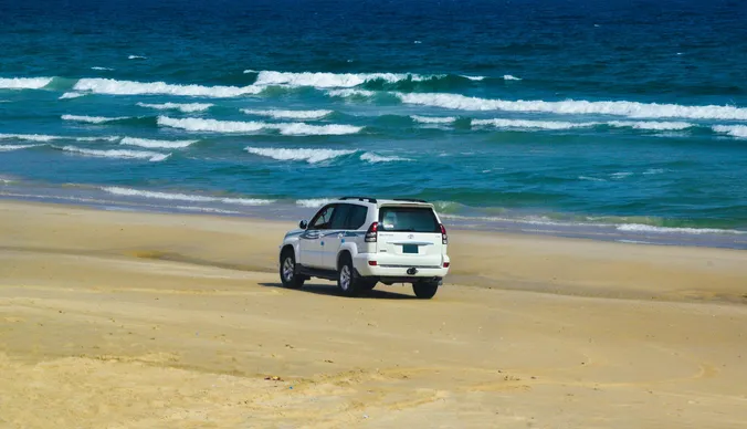4x4 roule dans les dunes