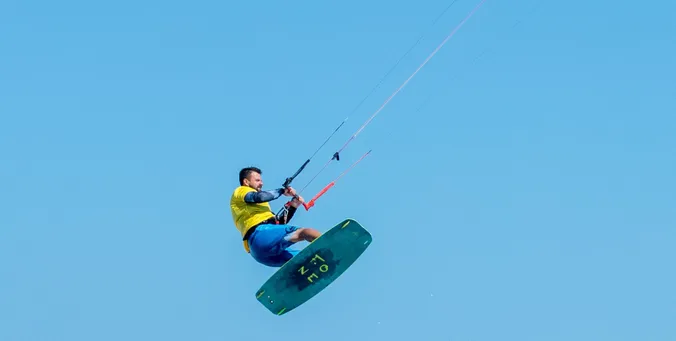 Homme faisant du Kitesurf, dans les airs